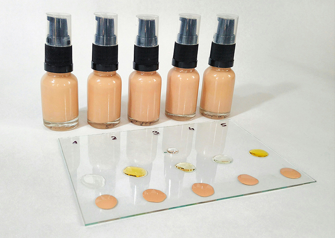 Porovnanie farebnosti tekutého minerálneho make-upu s farebnými kvapkami oleja na sklenej doštičke.